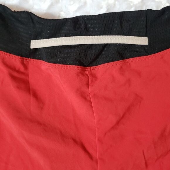 Pearl Izumi medium red black and white running shorts with zippered pocket - Picture 5 of 5